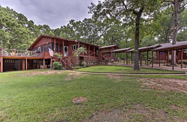 1-Acre Rustic Lake Resort with Outdoor Entertainment