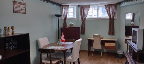 1-bdrm apartment 3 min walk to McMaster University