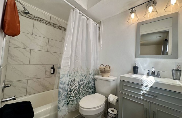 1 bed / 1 bath furnished apartment mins from hospitals, sports & airport