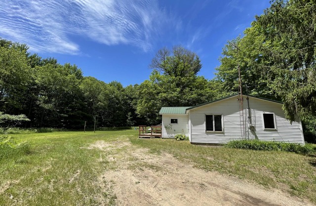 1 bed 1 bath home sleeps 5, 1 hour south of Traverse City MI