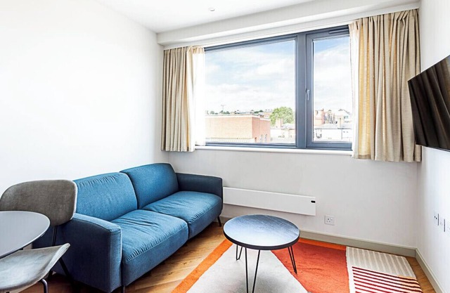 1-Bed Apartment: Close to Wimbledon Station