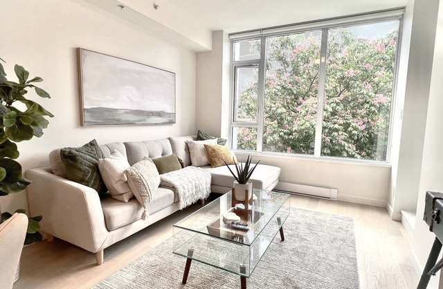 1-bed condo Victoria's Inner Harbour includes parking! 90-DAY MINIMUM