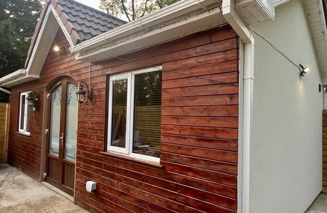 1-Bed Cosy Cottage near Emerald Park - Sleeps 5