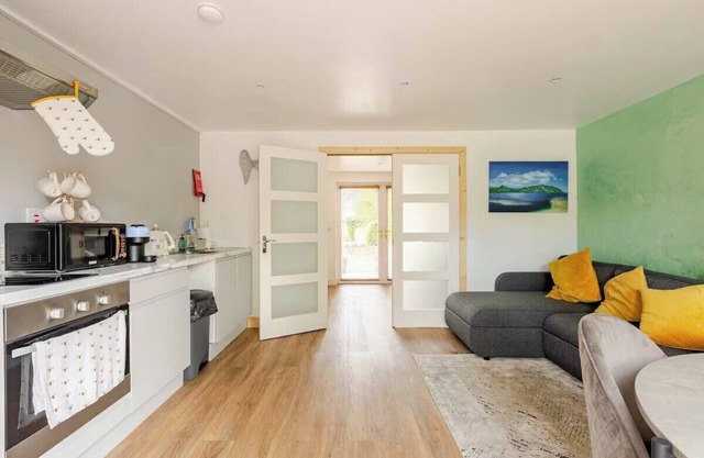 1-Bed Cosy Country Retreat- Sleeps 5, Emerald Park
