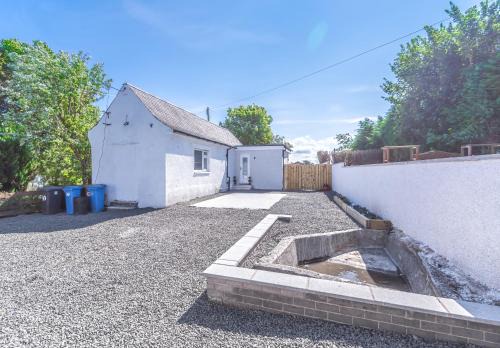 1 Bed Cottage-Sleeps 2-Parking-Pets-Hot Tub