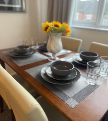 1 Bed Flat - Sleeps 3 - Parking - Pet friendly