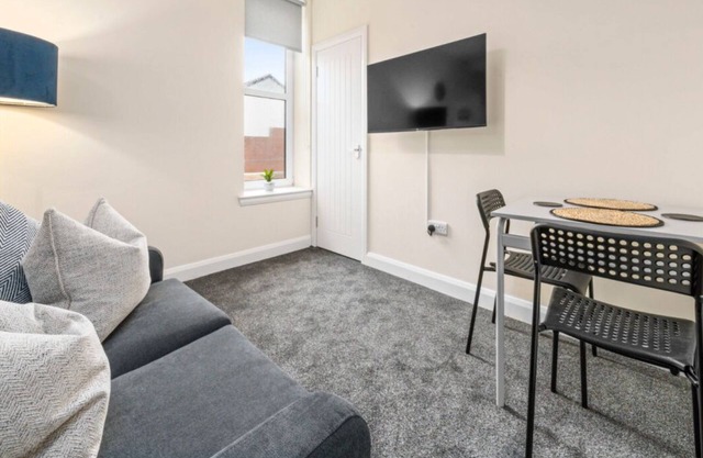 1 Bed Flat With Parking Sleeps 2 in Fife