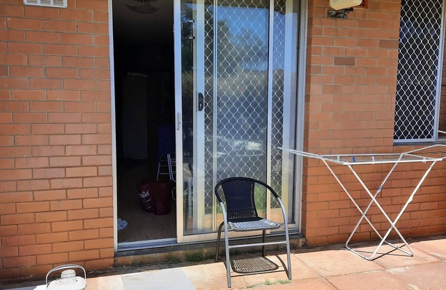 1 Bed in Maylands close to Coles (5 mins walk) and to train (12 mins walk)