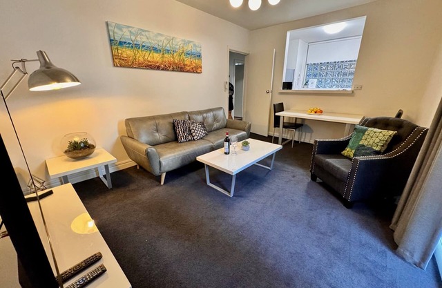 Close St Kilda Commercial Hub and Melbourne Centre with Free Parking
