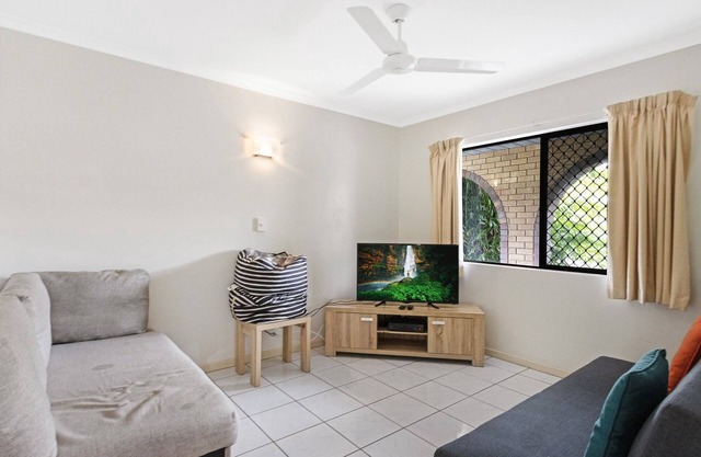 1-Bed Scarness Retreat Near Beach & Shops