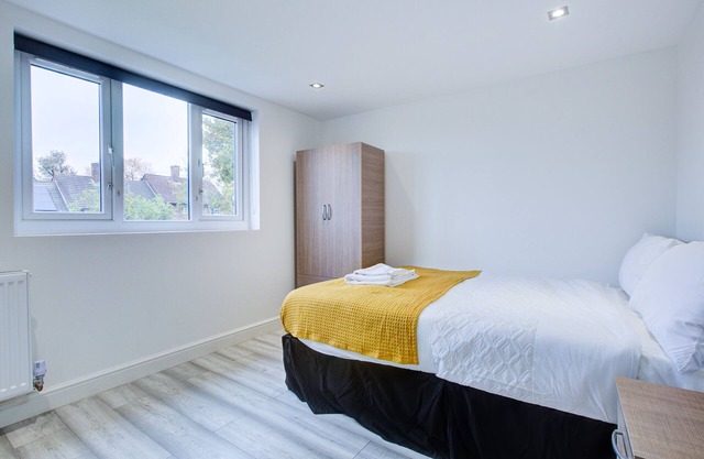 6 - 7 beds-Sleeps 12-Elizabeth Line-Free Parking