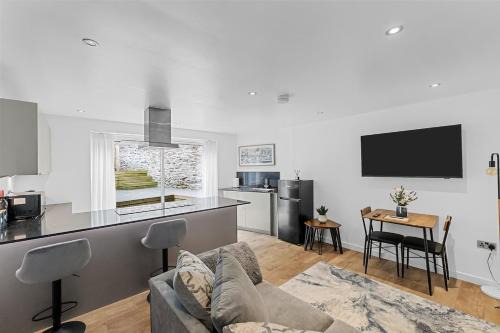 1 Bed Stylish Central Apartment - Barbican Plymouth
