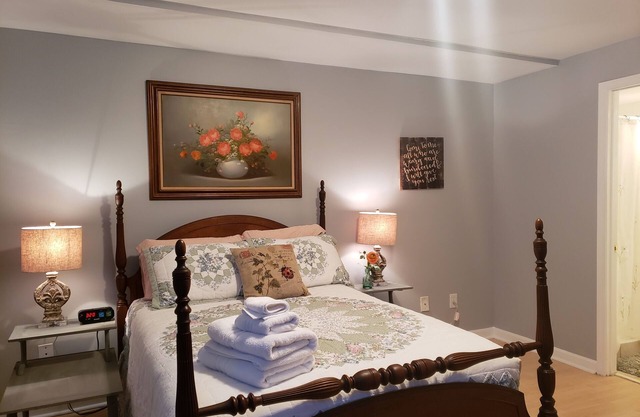 1 Bed W/ Attached Bathroom, Kitchen, Living Room, Refrigerator, & Washer/Dryer