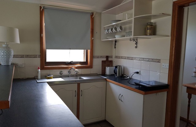 1 Bedrm Self contained cottage next to vines. Relaxed and quiet atmosphere.