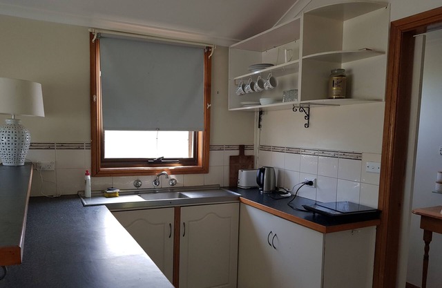1 Bedrm Self contained cottage next to vines. Relaxed and quiet atmosphere.