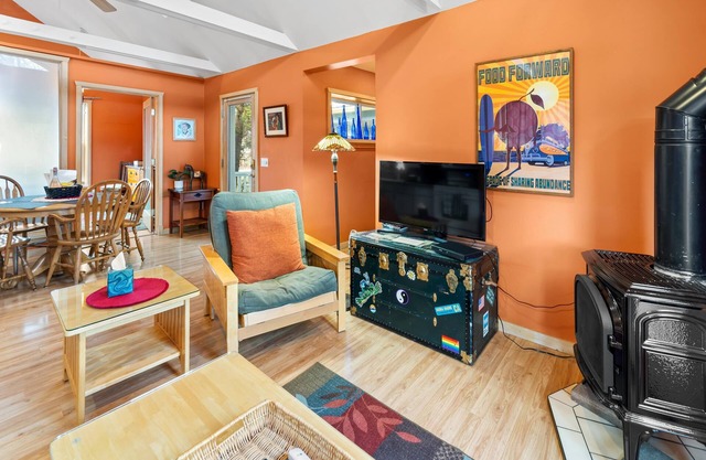 1 bedroom, 1 bathroom cottage with sleeper sofa & full kitchen.