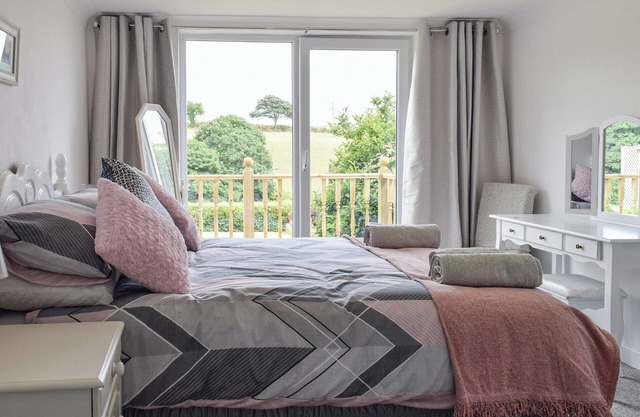 This deceptively spacious one bedroom property is reverse living in a quiet location.