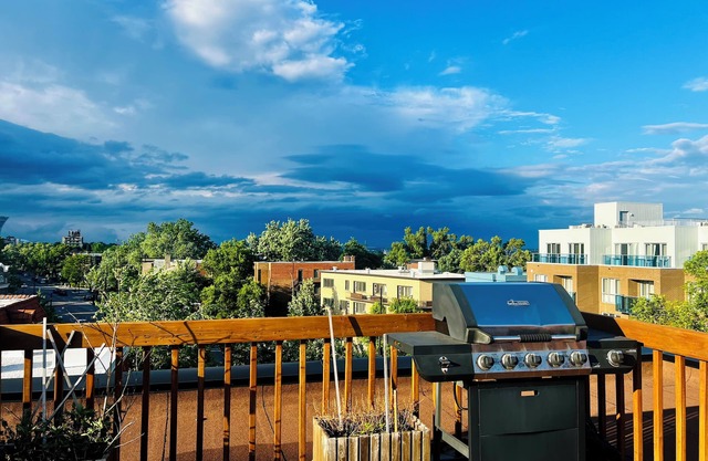 1 Bedroom Apartment at Le Plateau-Mont-Royal. 10 mins to the Downtown Area.