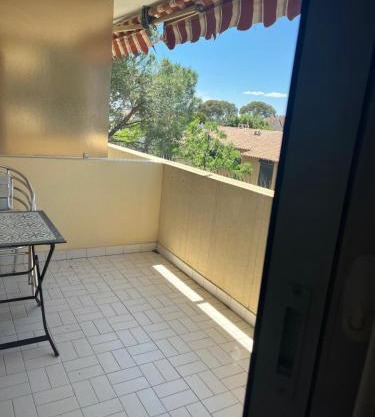 1 bedroom apartment with balcony near the beach