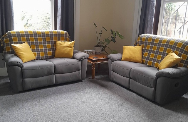 1 Bedroom apartment with a 5 minute walk into the town. Enclosed garden.