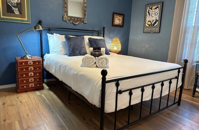 Welcome to our cozy 1-bedroom apartment near UNM & top hospitals in Albuquerque