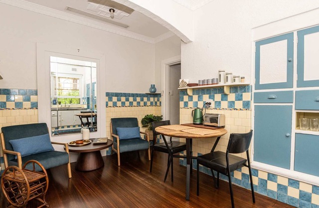 1 Bedroom Art Deco Apartment, Stroll to Beach