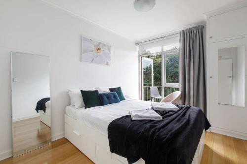1 bedroom Boutique in St Kilda East with secure parking