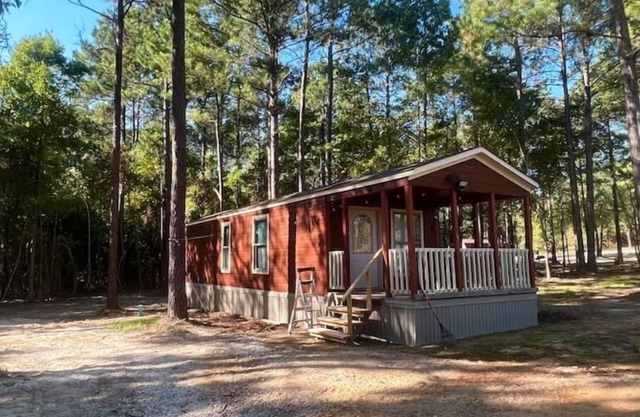 1 Bedroom cabin, covered porch, large parking area