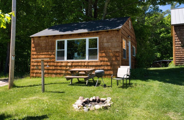 1 bedroom cabin on lakefront property. Pet friendly.