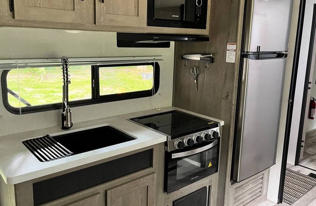 1 bedroom camper 1 mile from intel build site