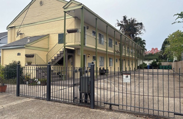 1-bedroom condo, small 8-unit building. On-site gated parking free washer/dryer
