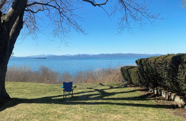 1-bedroom cottage with view of Lake Champlain; private yard, parking