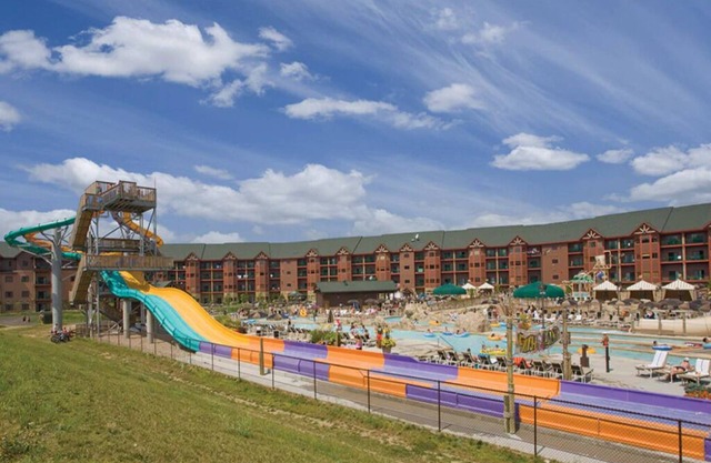 1 Bedroom Deluxe at Glacier Canyon Lodge!! Waterpark included!!