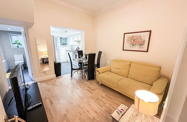 1-Bedroom flat with small garden & Paid Parking in Finsbury Park, Highbury
