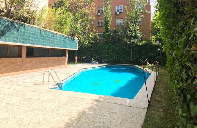 Piso de 1 dormitorio con piscina y balcón en Madrid