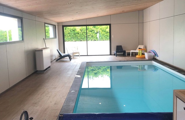 1-bedroom gîte with access to covered, heated swimming pool. 2 steps from the sea