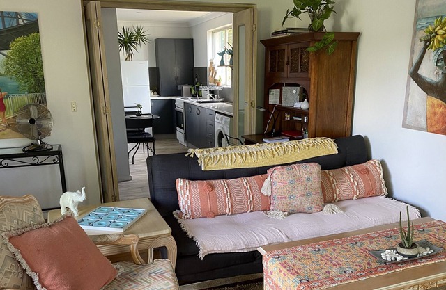 Casa de huéspedes de 1 dormitorio con un hermoso espacio interior y exterior.