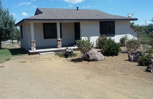 1 bedroom guest house w/horse property