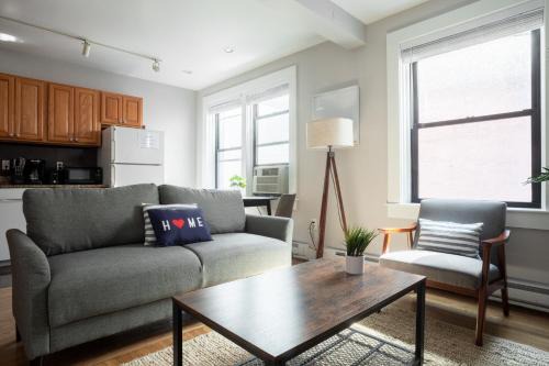1 Bedroom in Heart of Theater District Walk Anywhere