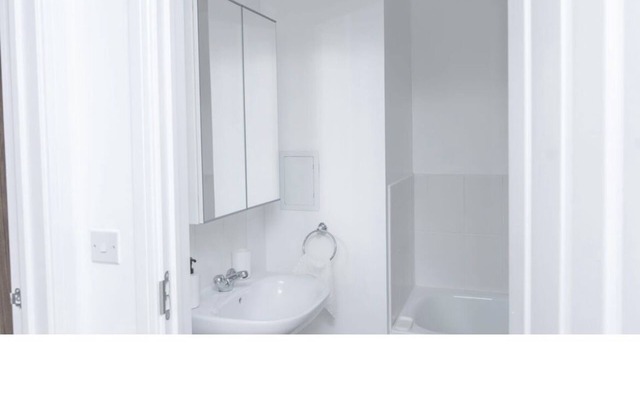 1 bedroom Luxury Apartment Gants-Hill in Illford