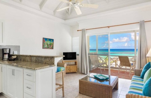 1 Bedroom Oceanfront with Full Kitchen! Direct Beach Access, Parking, Pool, Spa!