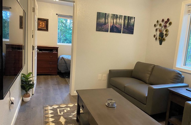 1 BEDROOM, PRIVATE QUIET COTTAGE NEAR 2 LAKES