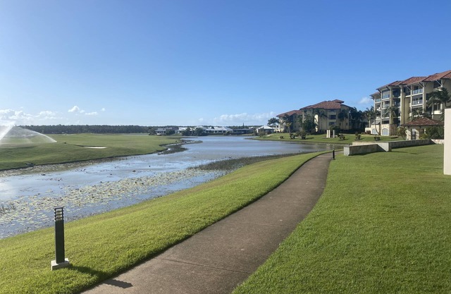 1 bedroom Resort Apartment 5 minutes from Golden Beach