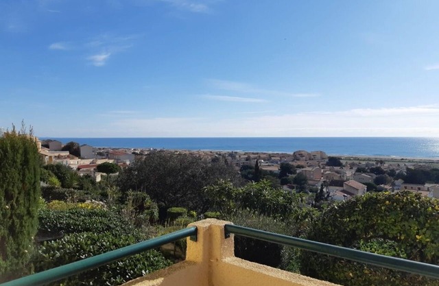 1-bedroom studio with sea view. Ideal for 2 adults and 1 child.