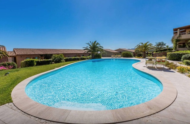Apartamento de 1 dormitorio con vistas al mar y piscina grande