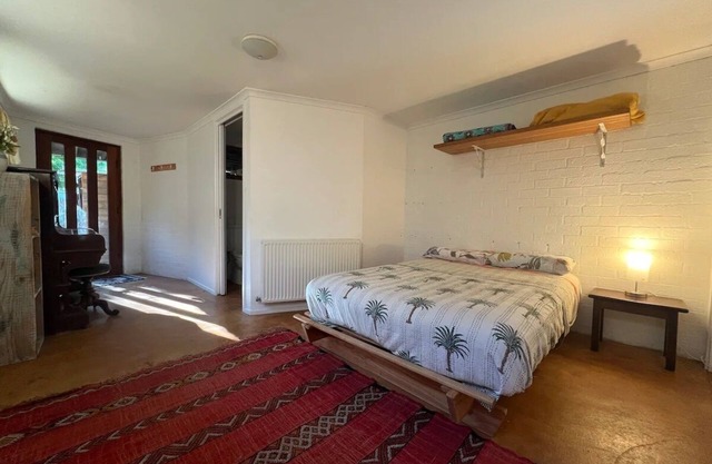 1 bedroom studio with private bathroom and parking