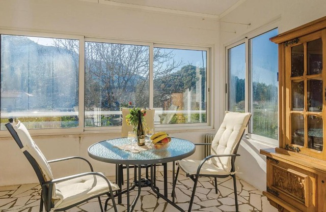 1 Bedroom Stunning Apartment In Zuljana