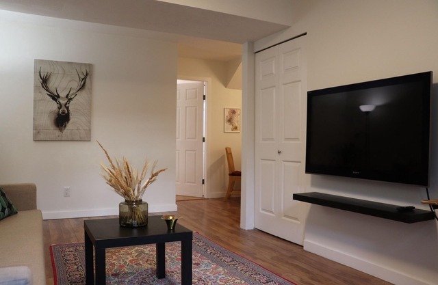 1 bedroom suite in North Vancouver