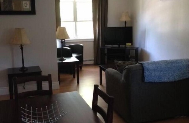 1 dormitorio en suite con Convience Downtown