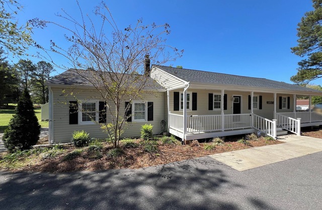 1-Bedroom w/ private entrance, Patio, & Parking